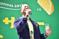 「うメンディー！」と叫ぶ関口メンディー。