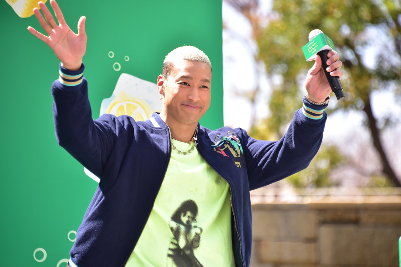 手を振りながら退場する関口メンディー。