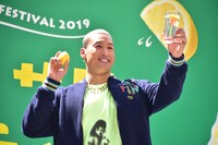 レモンとレモンサワーを持った関口メンディー。