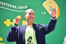 レモンとレモンサワーを持った関口メンディー。