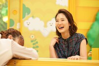 吉田明世アナウンサー（右）。(c)フジテレビ