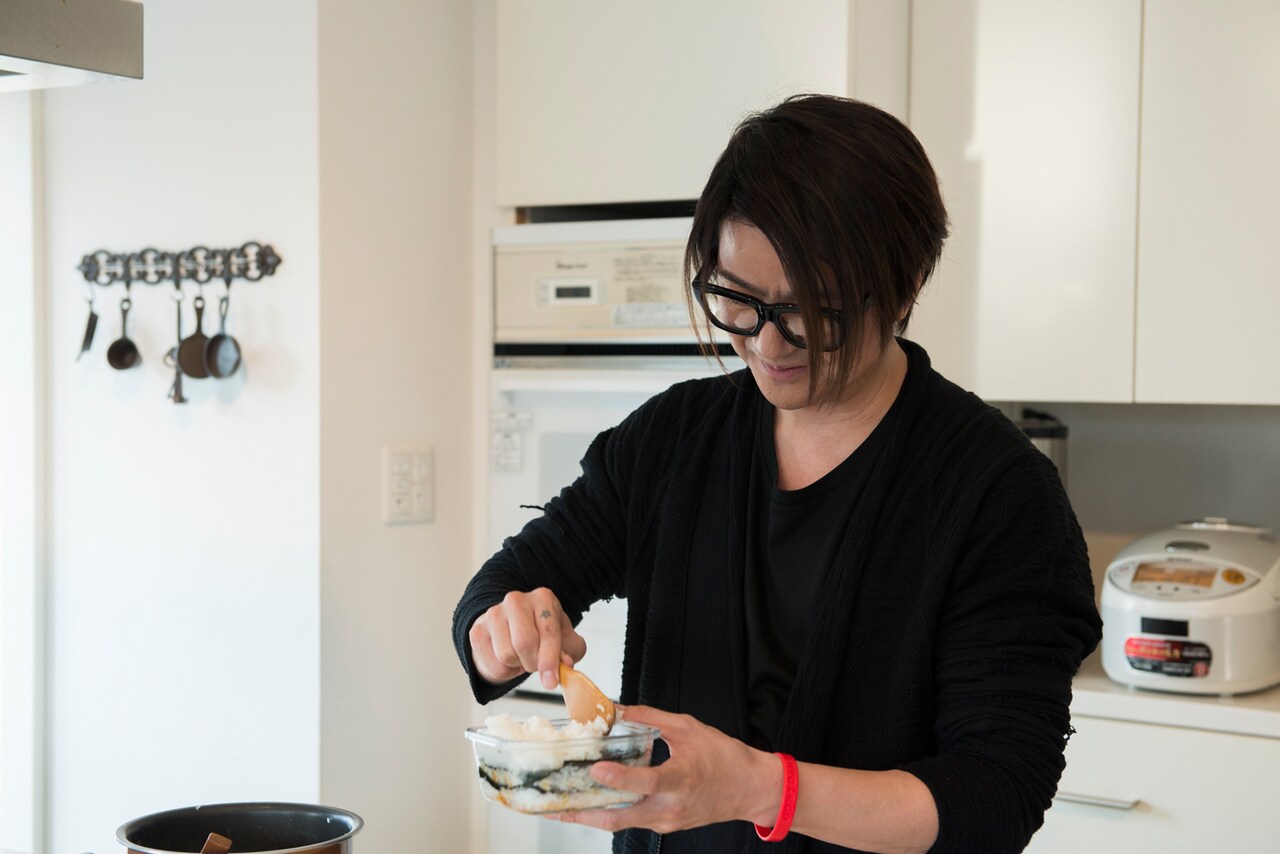 のり弁を作るTERU（GLAY）。（撮影：今津聡子）