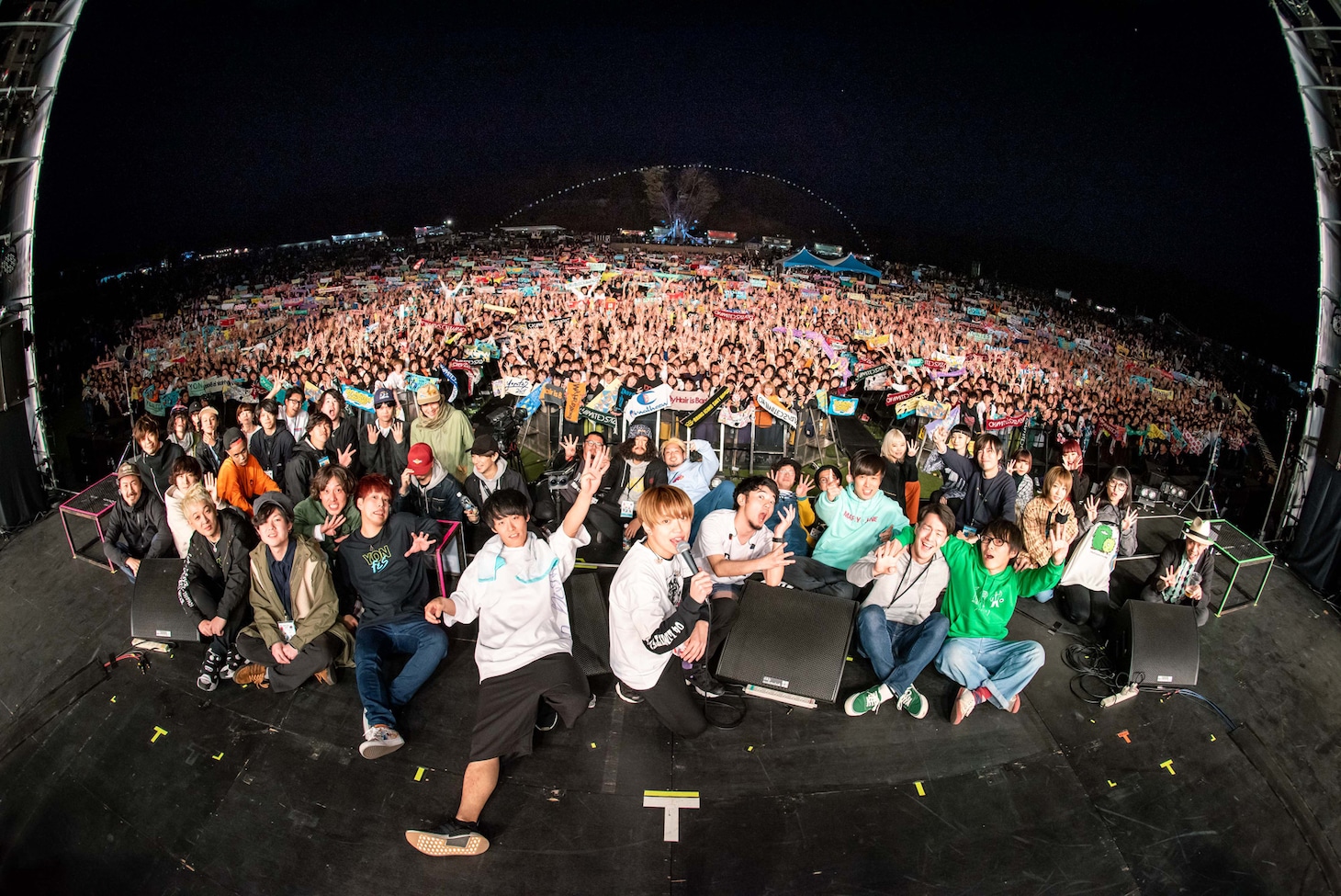 「YON FES 2019」出演者の集合写真。（撮影：ヤオタケシ）
