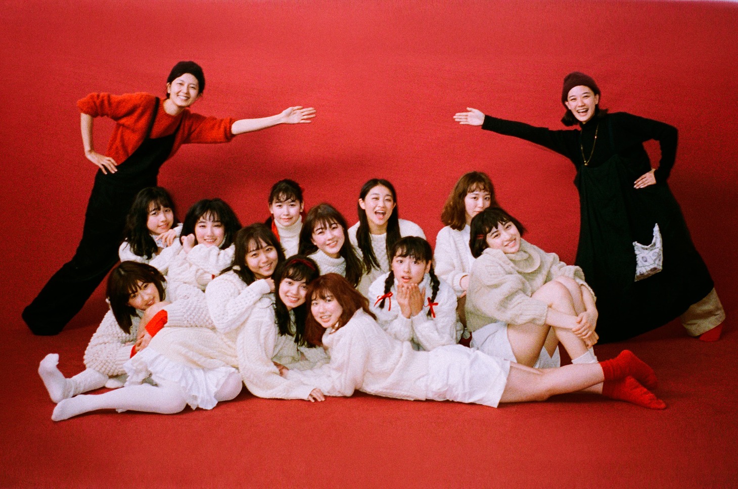 左から菊池亜希子、アンジュルム、蒼井優。（撮影：澤田健太）