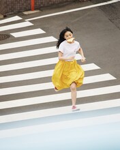 パンをくわえて疾走する上國料萌衣（撮影：白川青史）