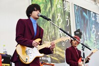 左から北村匠海（Vo, G）、矢部昌暉（Cho, G）。