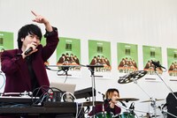 左から橘柊生（DJ, Rap, Key, Flying dish）、泉大智（Dr）。