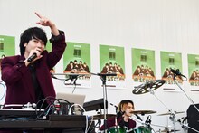 左から橘柊生（DJ, Rap, Key, Flying dish）、泉大智（Dr）。