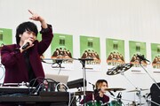 左から橘柊生(DJ, Rap, Key, Flying dish)、泉大智(Dr)。