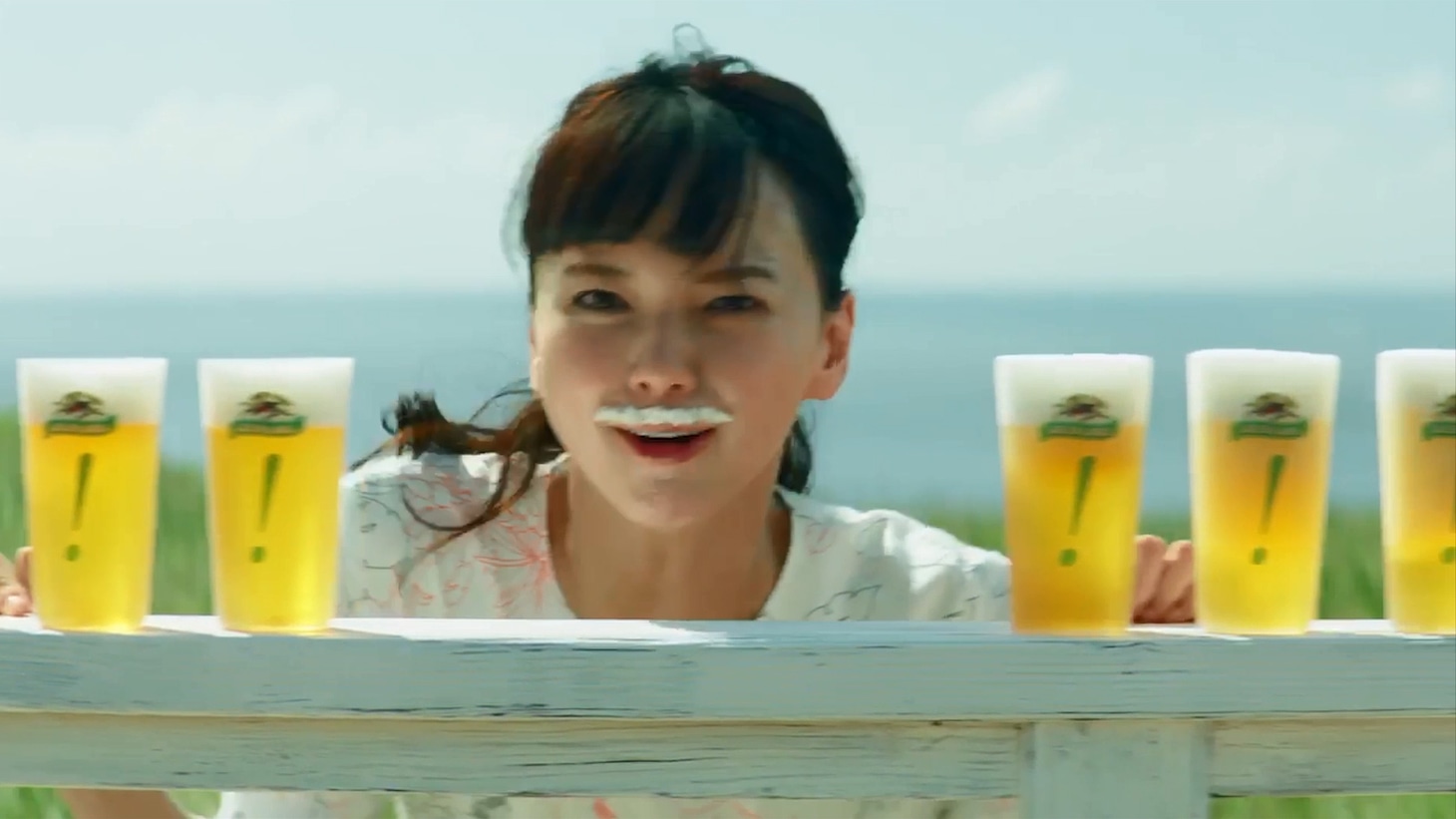キリンビール「淡麗グリーンラベル」のCM「たくさんのグラス編」のワンシーン。