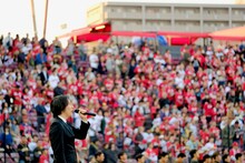 国歌「君が代」を独唱するビッケブランカ。