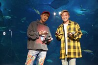 左から川畑要（CHEMISTRY）、大野雄大（Da-iCE）。