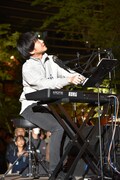 桜のオブジェ「The Tree of Light」を見上げる蓮沼執太。