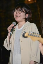 「CHANCE」を歌う中村佳穂。