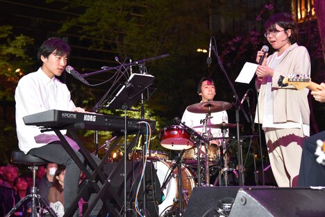 「CHANCE」を披露する蓮沼執太チームと中村佳穂。