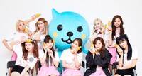 TWICEと「Qoo」の公式キャラクター・クー。（撮影：田中聖太郎写真事務所）