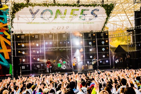 クリープハイプのパフォーマンスの様子。（撮影：浜野カズシ）