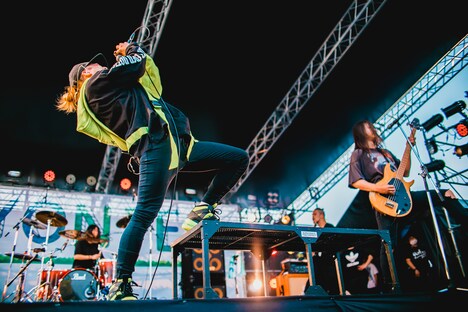 Survive Said The Prophetのパフォーマンスの様子。（撮影：ヤマダマサヒロ）