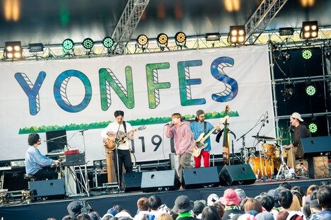 SPECIAL OTHERSとGEN（B, Vo / 04 Limited Sazabys）のコラボパフォーマンスの様子。（撮影：ヤオタケシ）