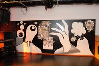 フロアの壁には五味岳久が2週間泊まり込んで作業したイラストが描かれている。