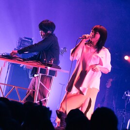 iri、最新アルバム「Shade」ツアー初日にSTUTSとコラボ