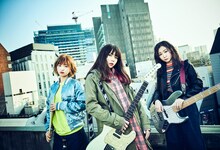 ЯeaL。中央がRyoko（Vo, G）。