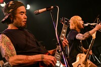 左からHidenori Minami（G / Ken Yokoyama）、横山健（Vo, G / Ken Yokoyama）。（Photo by Teppei Kishida）