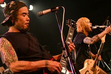 左からHidenori Minami（G / Ken Yokoyama）、横山健（Vo, G / Ken Yokoyama）。（Photo by Teppei Kishida）