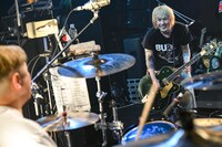 左からEiji（Dr / Ken Yokoyama）、横山健（Vo, G）。（Photo by Teppei Kishida）