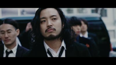 Creepy Nuts「阿婆擦れ」ミュージックビデオのワンシーン。