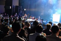 マユムラーにかつがれる眉村ちあき。