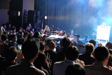 マユムラーにかつがれる眉村ちあき。