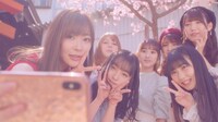 HKT48「いつだってそばにいる」ミュージックビデオのワンシーン。(c)AKS