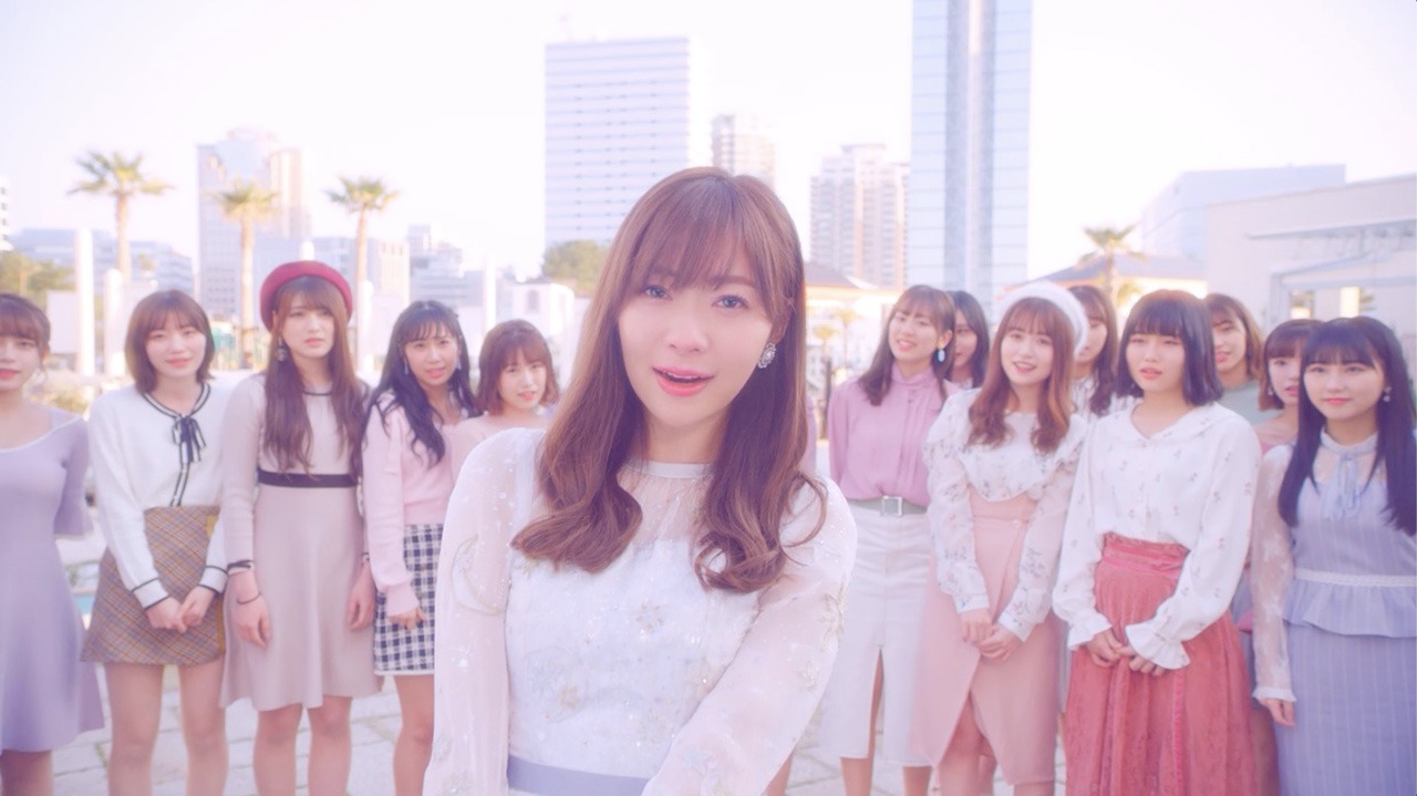HKT48「いつだってそばにいる」ミュージックビデオのワンシーン。(c)AKS