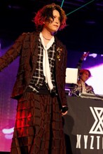 あらき（撮影：小松陽祐［ODD JOB］、加藤千絵［CAPS］）