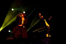 左からあらき、KOOL。（撮影：小松陽祐［ODD JOB］、加藤千絵［CAPS］）