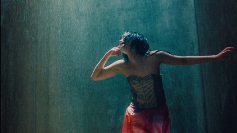 Aimer「Stand By You」ミュージックビデオのワンシーン。