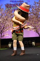 「ハルノヒ」を歌いながら登場した野原しんのすけ。