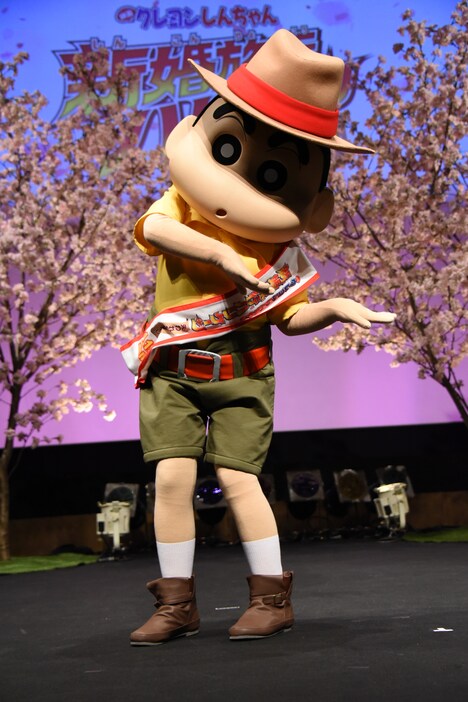 「ハルノヒ」を歌いながら登場した野原しんのすけ。