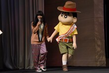 野原しんのすけ（右）に手を引かれて登場したあいみょん（左）。