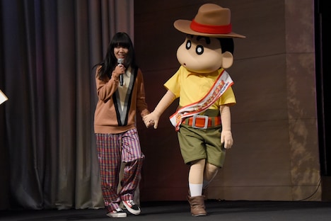 野原しんのすけ（右）に手を引かれて登場したあいみょん（左）。