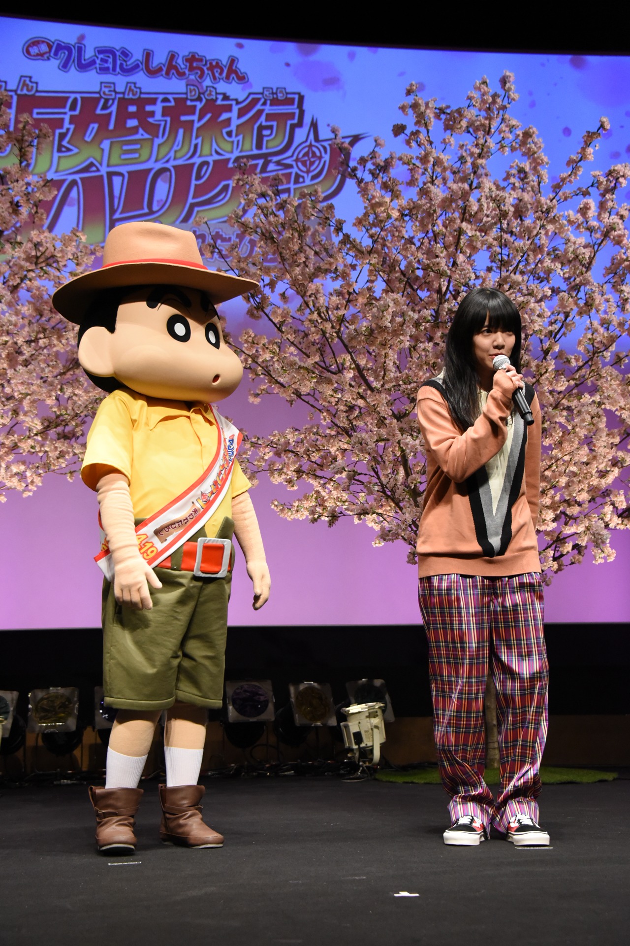 左から野原しんのすけ、あいみょん。
