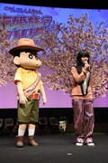 左から野原しんのすけ、あいみょん。