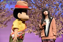 野原しんのすけからの質問の答を考えるあいみょん（右）。