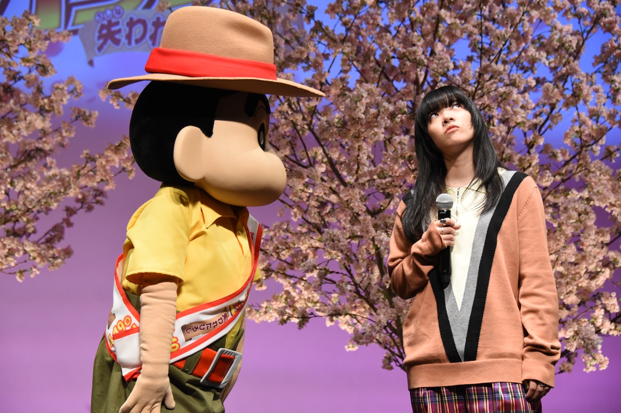 野原しんのすけからの質問の答を考えるあいみょん（右）。