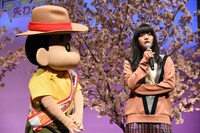 野原しんのすけからの質問に回答するあいみょん（右）。