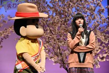 野原しんのすけからの質問に回答するあいみょん（右）。