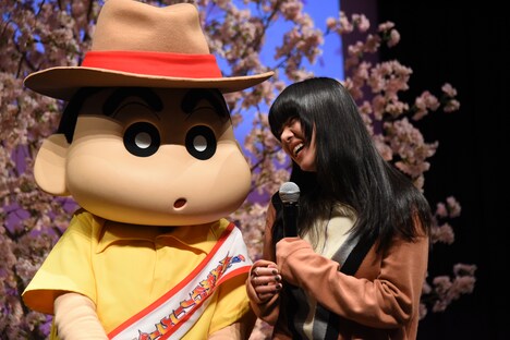 野原しんのすけににじり寄られるあいみょん(右)。