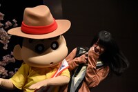 野原しんのすけににじり寄られるあいみょん（右）。