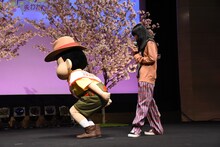 野原しんのすけから「そんな頃から“お尻合い”だったんだね！」と言われるあいみょん（右）。